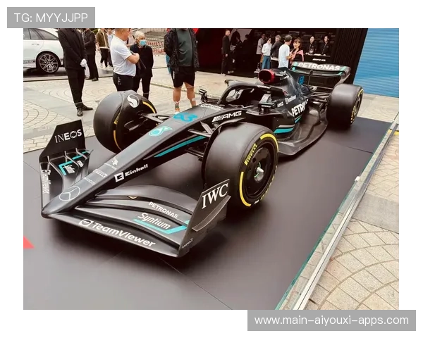 F1现场大风吹走广告牌,差点砸到赛车