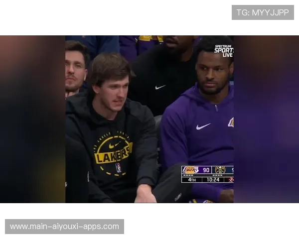 里夫斯26+11集锦：妙传布朗尼空接暴扣 关键三分大心脏，里斯·布朗