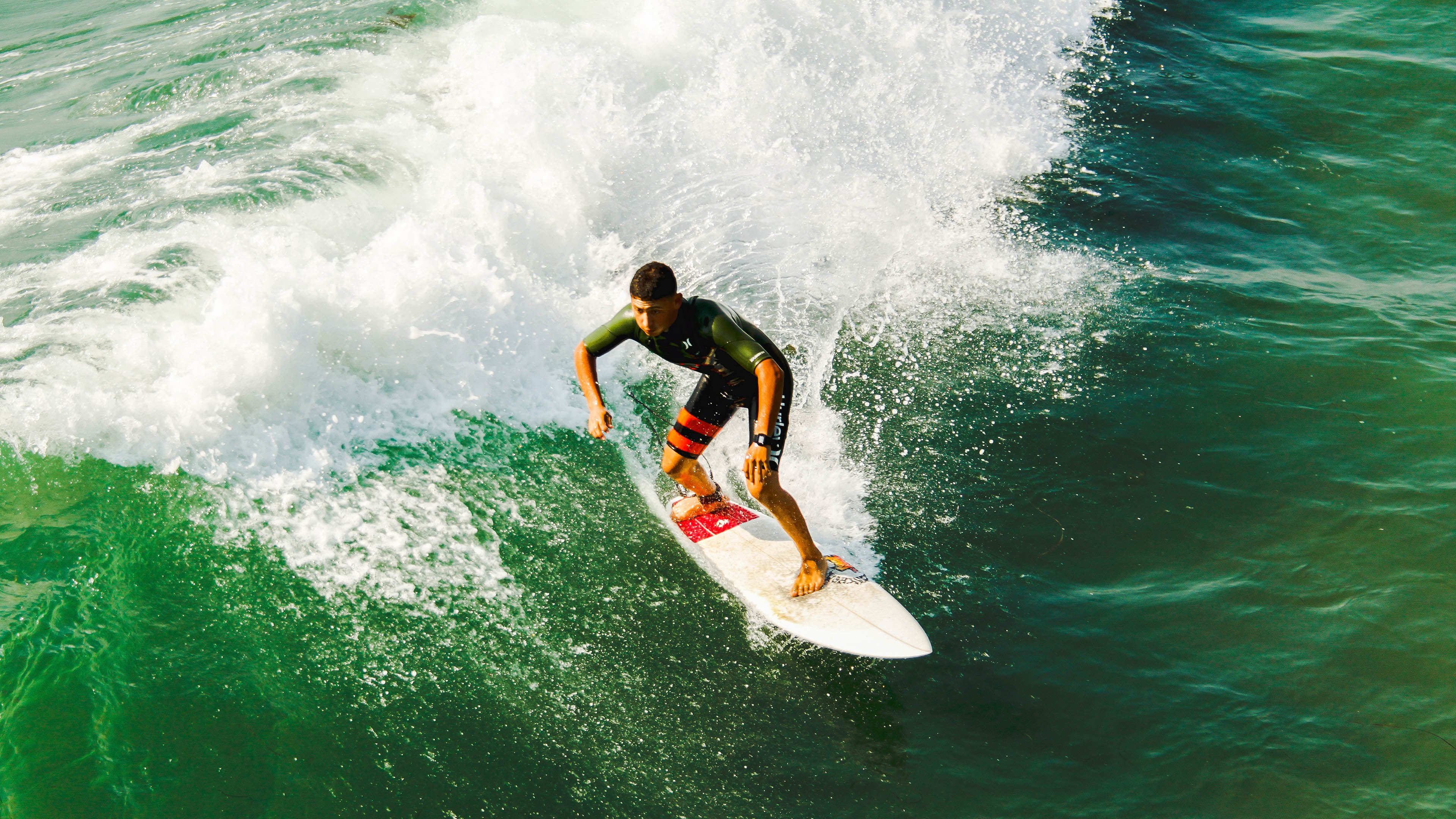 爱游戏网址登录-多特蒙德中场调度流畅形成压倒性控球，多特蒙德中场球员
